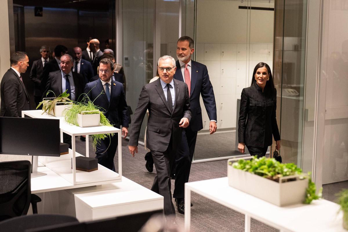 Los Reyes Felipe y Letizia durante la inauguración de la segunda torre de la compañía Puig, en LHospitalet de Llobregat.