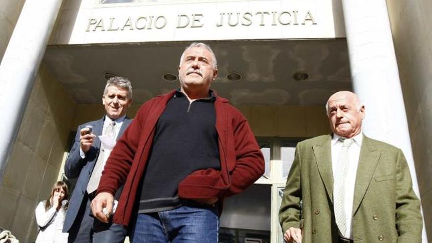 Miguel Barceló, en el centro de la imagen, acompañado por sus abogados, ayer saliendo del Juzgado.