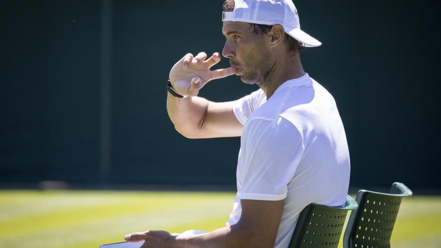 Rafa  Nadal se exhibe sobre hierba tres años después