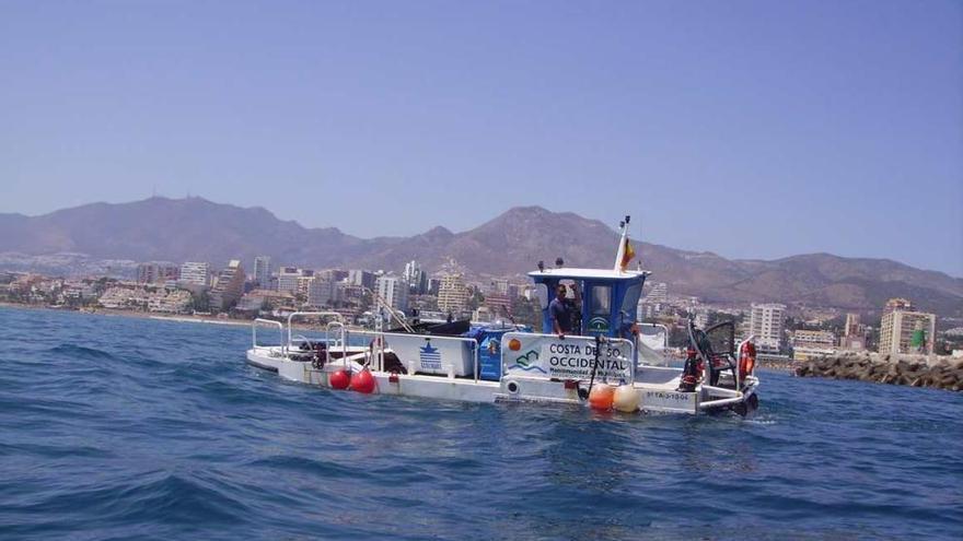 Un total de 15 barcos limpiarán este verano las ag
