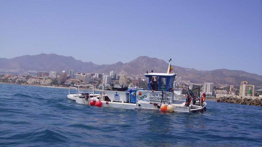 Uno de los barcos quitanatas de la Mancomunidad