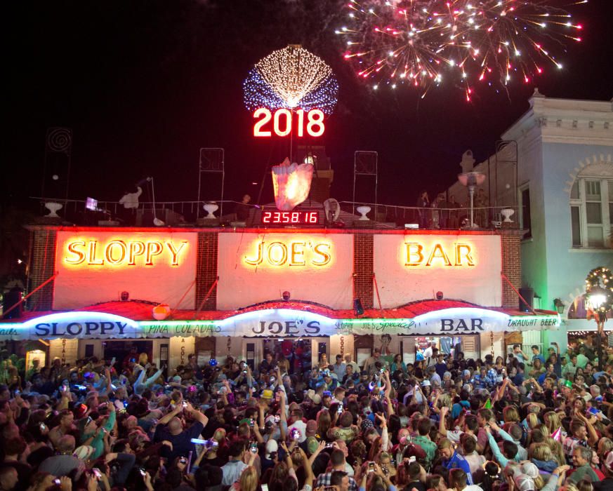 Centenars de persones celebrant l'arribada del nou any a Florida