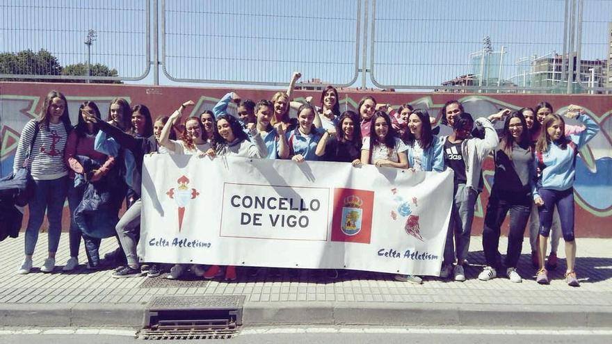 El equipo femenino del Celta, antes de iniciar su viaje en autobús hacia Cartagena. // @CeltaAtletismo