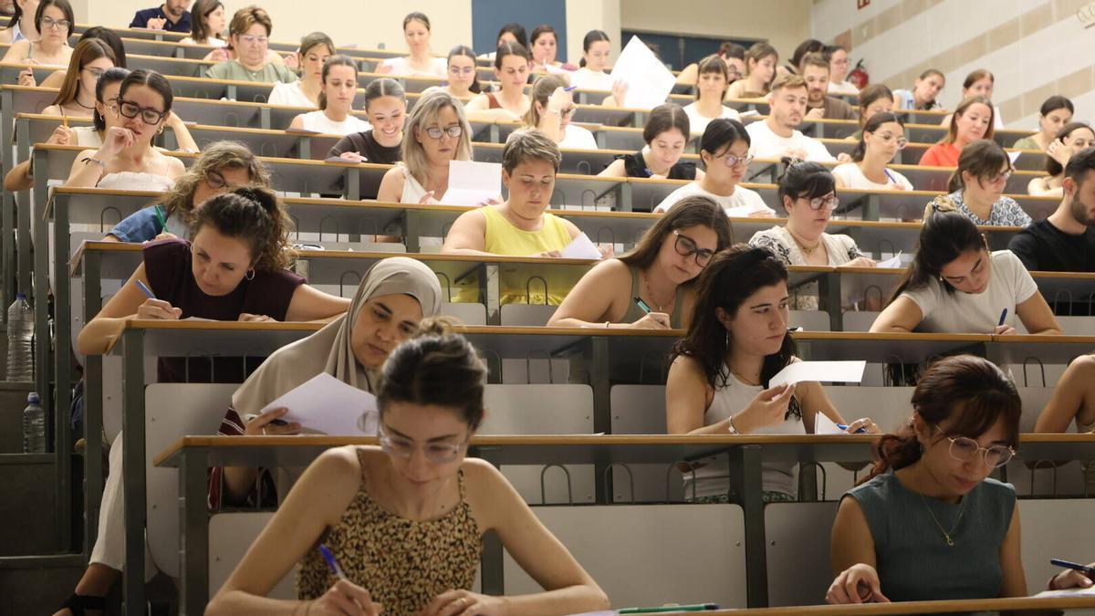 Más de 2.400 aspirantes a maestro se examinan en Córdoba