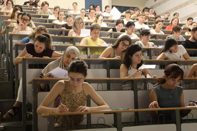 Cerca de 2.400 aspirantes a maestro se examinan en Córdoba