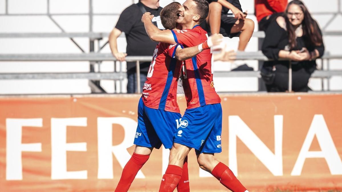 Royo y Sutherland celebran un gol del CD Teruel.
