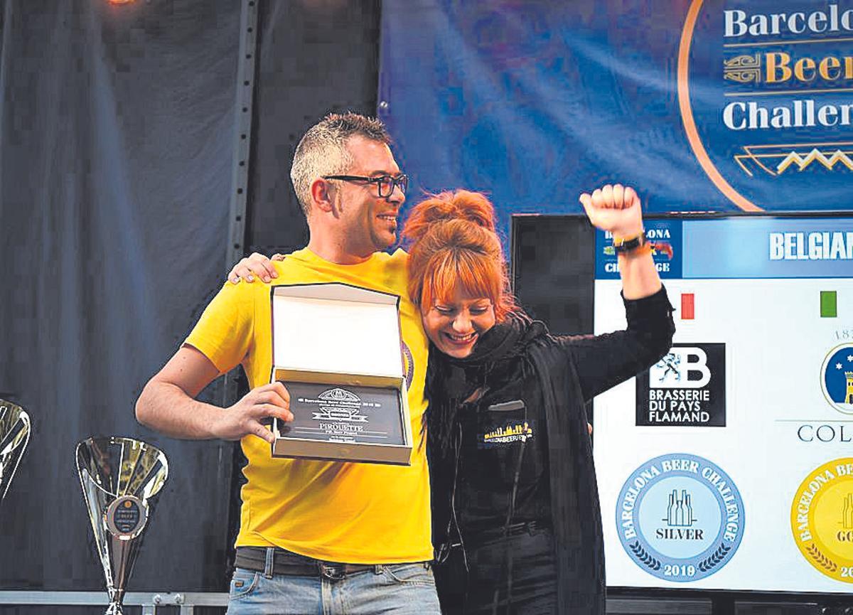 Juanjo Figueroa i Lorena Bazán  recollint la medalla de bronze a la cervesa Pirouette a la cerimònia de lliurament de premis Barcelona Beer Challenge 2019.