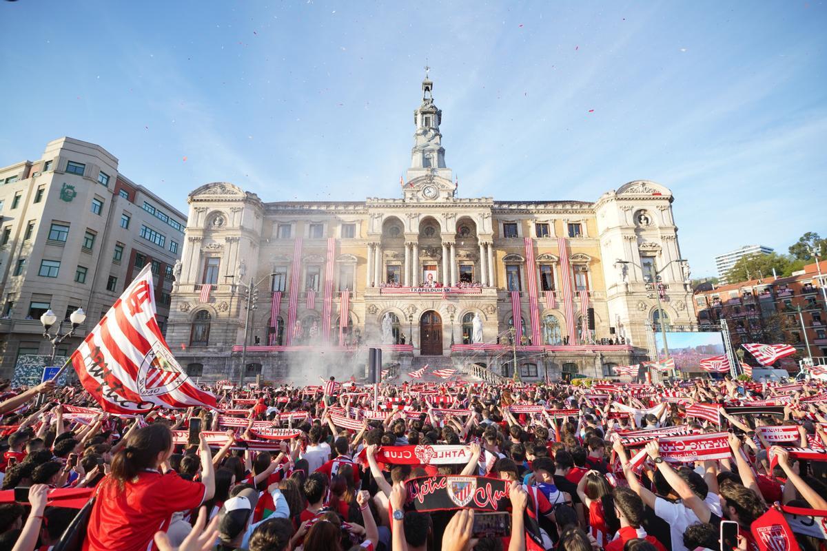 Los jugadores del Athletic Club de Bilbao saludan a los aficionados desde el Ayuntamiento de Bilbao