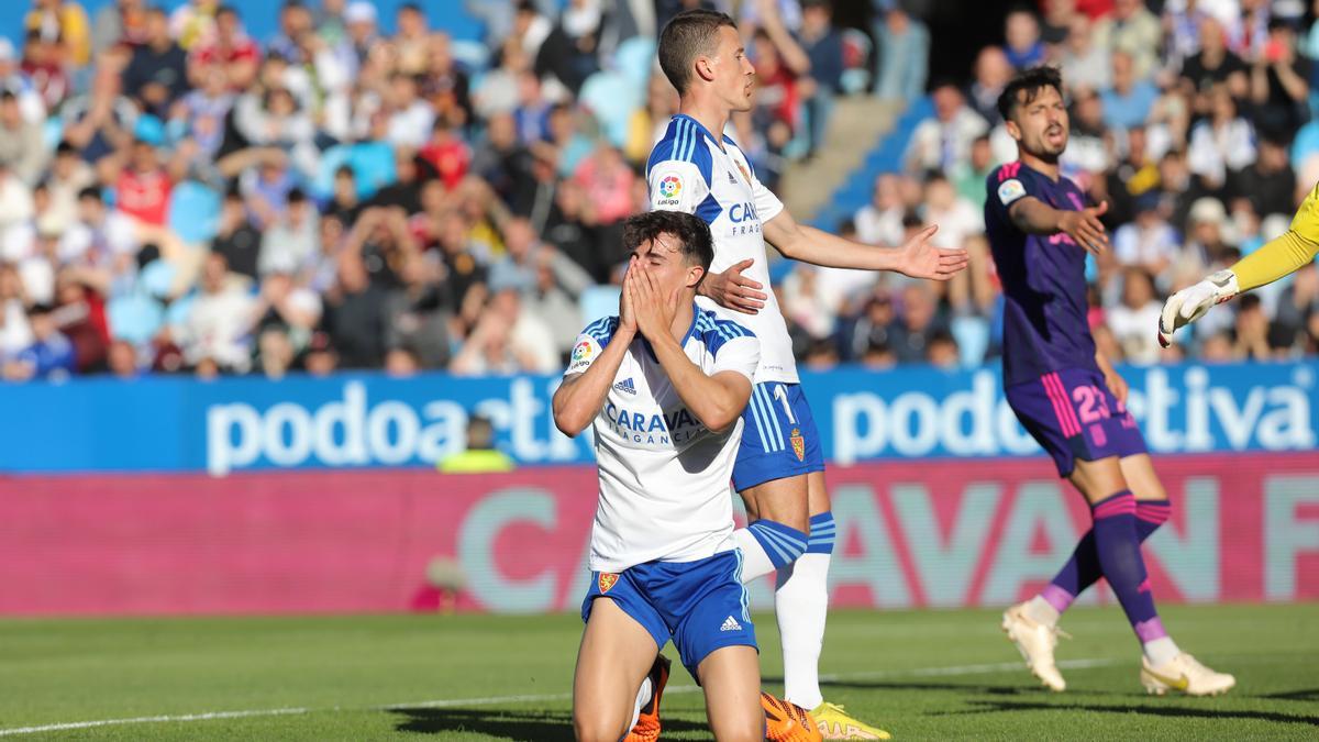 Francés y Nieto se lamentan en el partido del Real Zaragoza ante el Cartagena.