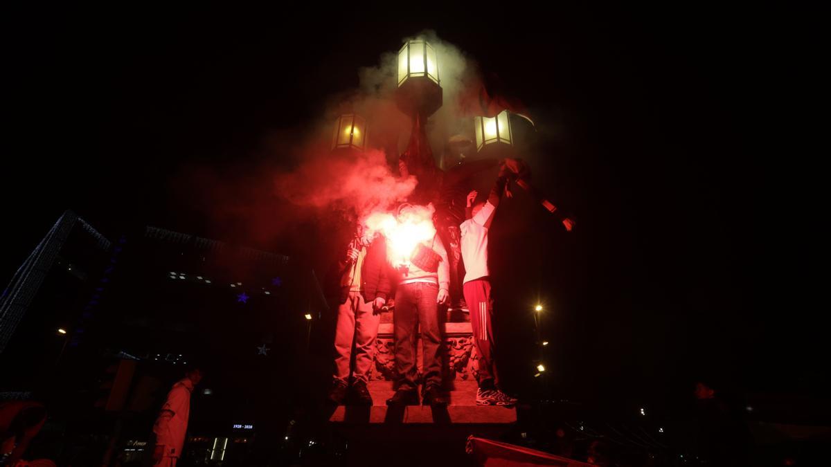 Seguidores marroquís celebran la victoria ante España en plaza Catalunya.