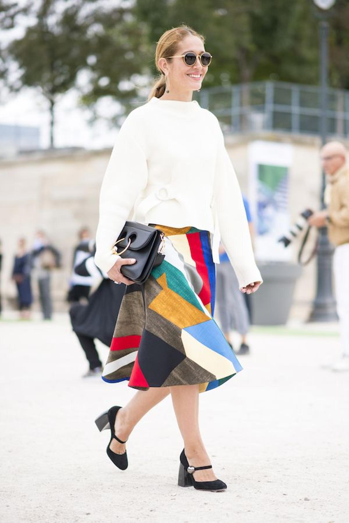 Bolso tipo sobre en el streetstyle de París