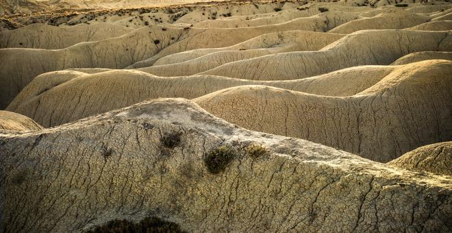 Detalle del sinuoso paisaje árido y desértico de las tierras baldías del desierto de Abanilla