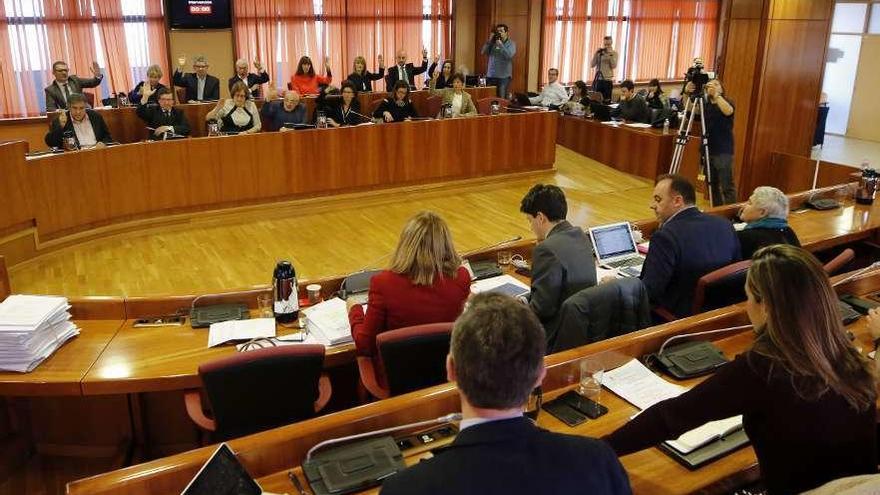 Los ediles del PSOE votan la aprobación del presupuesto de 2019.