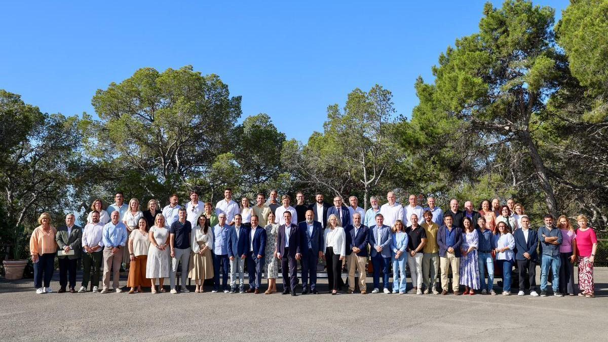 Foto de familia de la asamblea de alcaldes y alcaldesas.