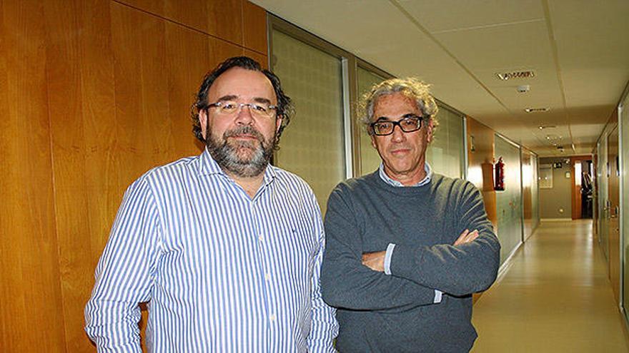 Mikel Tapia, a la izquierda, junto a Gonzalo Rubio, catedrático de Economía del CEU, antes de la charla