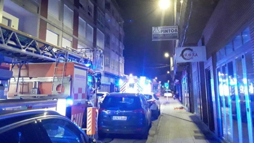 Rescatan a una mujer de un balcón en un incendio en Vilagarcía
