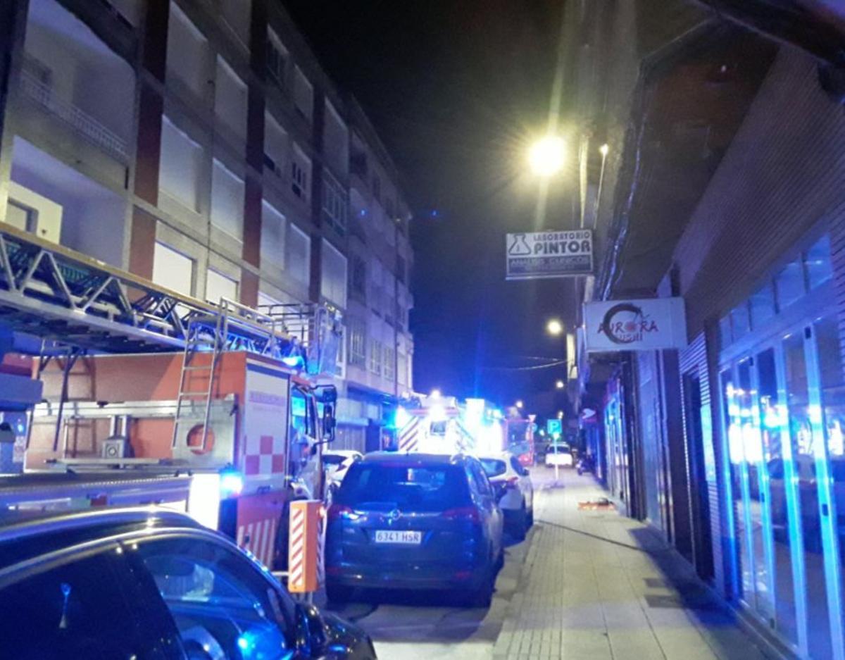 Recatan a una mujer de un balcón en un incendio en Vilagarcía