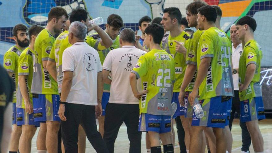 El Balonmano Zamora Enamora en un tiempo muerto, ayer. | Alba Prieto