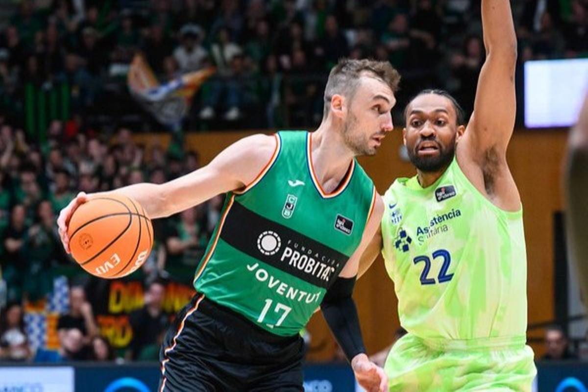 Parker defiende a Dekker en una acción de la primera mitad