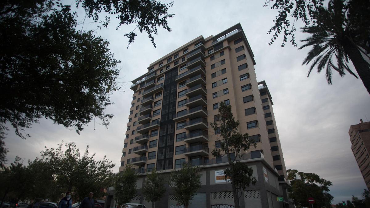 Edificio de pisos de VPO frente a La Fe en el PAI de Malilla.