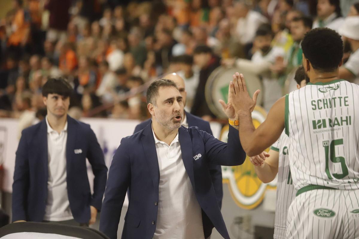 El técnico del Coto Córdoba, Gonzalo Rodríguez, felicita a Kevin Schutte.