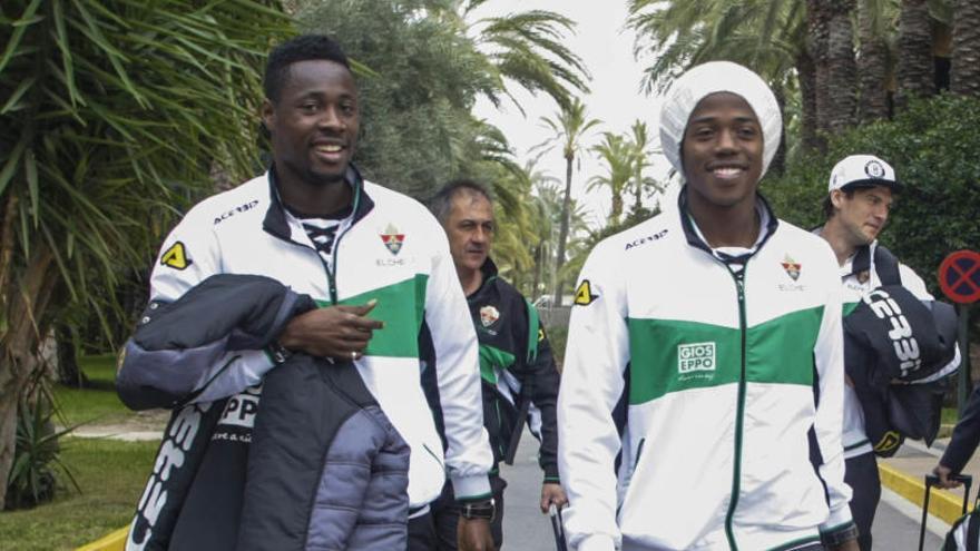 Boakey, junto a &quot;La Roca&quot; Sánchez, durante su etapa en el Elche