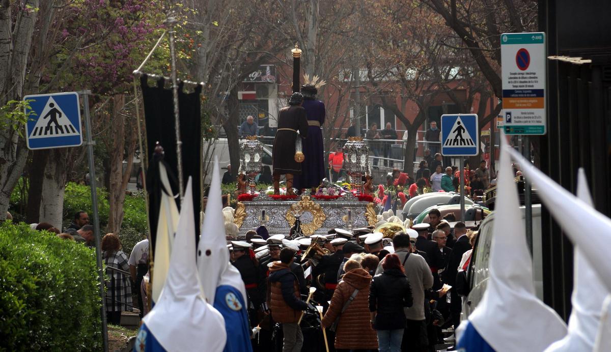 Miles de personas siguen la procesión de la Cofradía 15+1 de LHospitalet de Llobregat