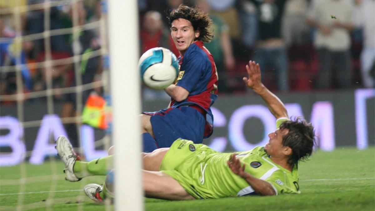 Momento histórico. Messi empuja el balón al fondo del marco del Getafe en un partido de Copa (5-2) en el Camp Nou