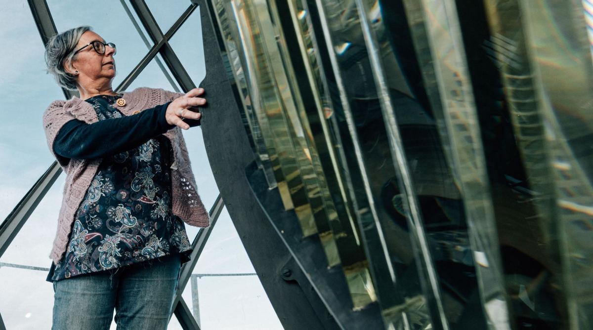 María González Gerpe, en el faro de Peñas. | DAVID CARRETERO BLAKE / JUAN LUIS NÚÑEZ