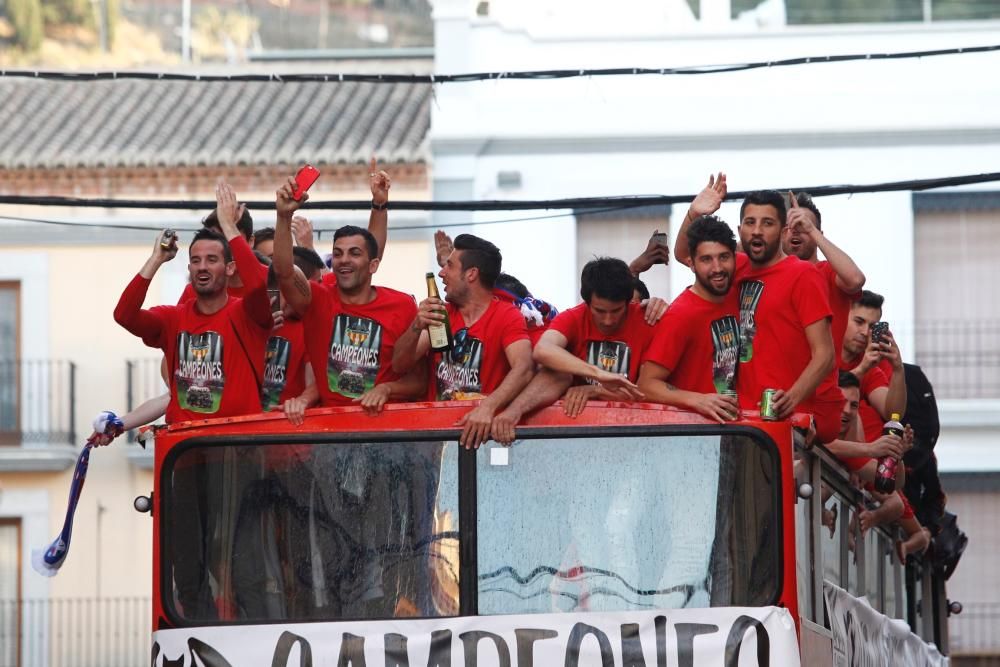 El Atlético Saguntino celebra el título de campeón por todo lo alto