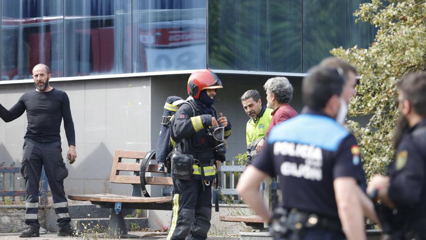 Amplio despliegue por un incendio en la fábrica de Vauste en Gijón