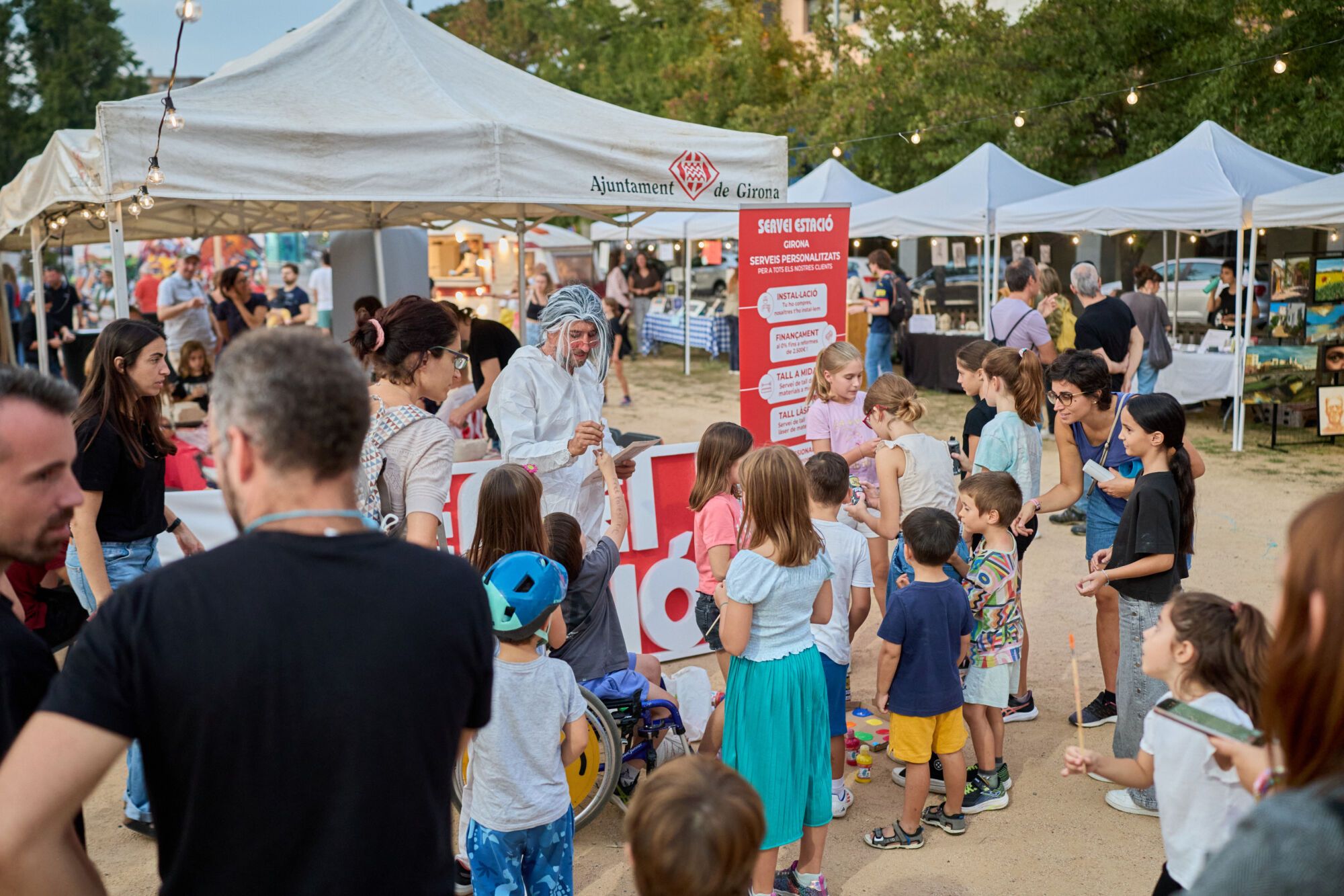 Fira La Mosquitera amb mostres d'artistes emergents, actuacions musicals i espectacles de màgia i foc.