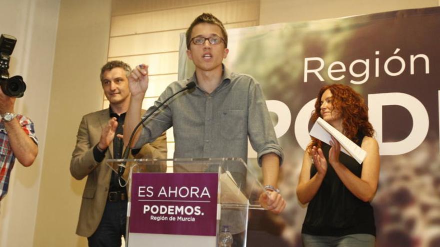 Iñigo Errejón habla a los simpatizantes de Podemos.