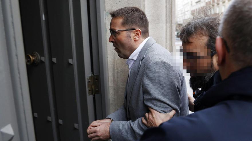 ¡Asesino, cabrón...!&quot;: José Eirín vuelve a prisión entre gritos e insultos tras la sesión de este jueves