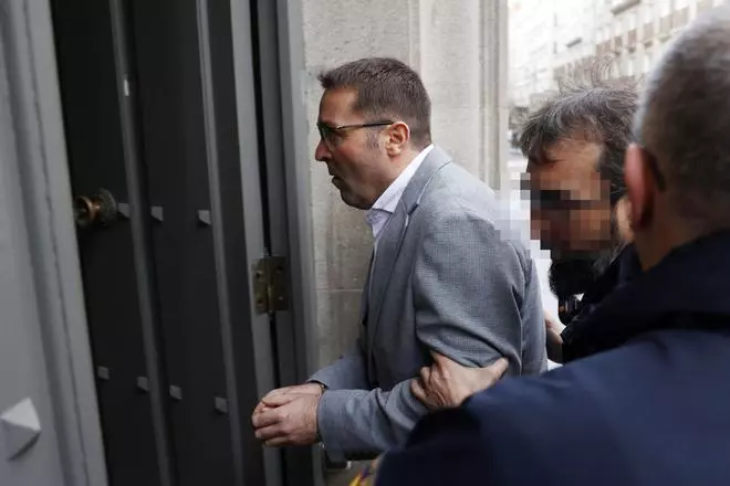 ¡Asesino, cabrón...!": José Eirín vuelve a prisión entre gritos e insultos tras la sesión de este jueves