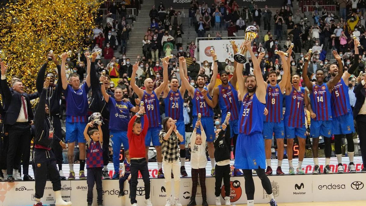 Mirotic, con el resto de jugadores y técnicos detrás, levanta el trofeo de campeón de Copa. |  // MARIANO POZO