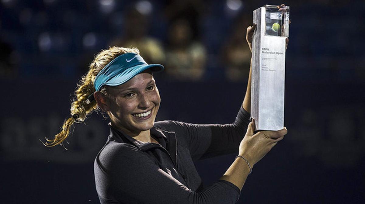 Donna Vekic, l’abril del 2014, amb el trofeu de l’Open de Malàisia, únic títol important de la seva carrera. Donna Vekic, l’abril del 2014, amb el trofeu de l’Open de Malàisia, únic títol important de la seva carrera.