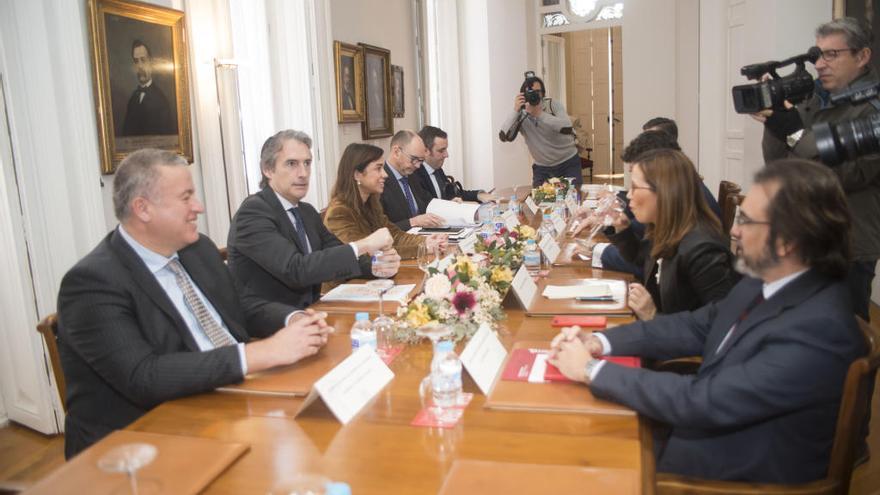 De la Serna, reunido con la alcaldesa de Cartagena y el presidente de la Comunidad.