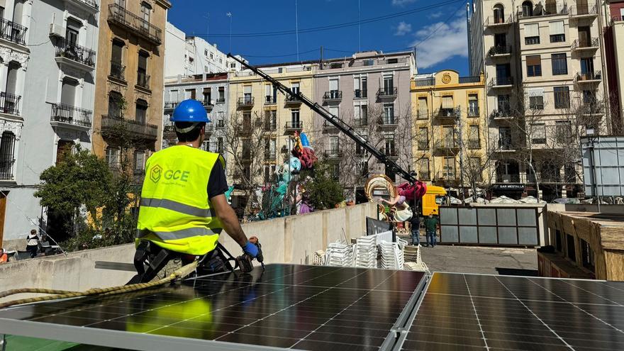 Exposición incorpora placas solares para iluminar la falla y la carpa