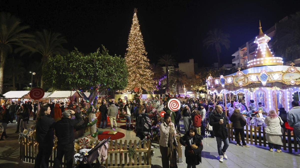 El punto neurálgico de la Navidad en Sant Antoni es el Passeig de ses Fonts. | J.A. RIERA