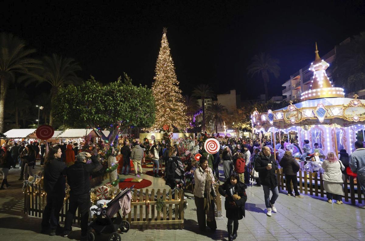 El punto neurálgico de la Navidad en Sant Antoni es el Passeig de ses Fonts. | J.A. RIERA