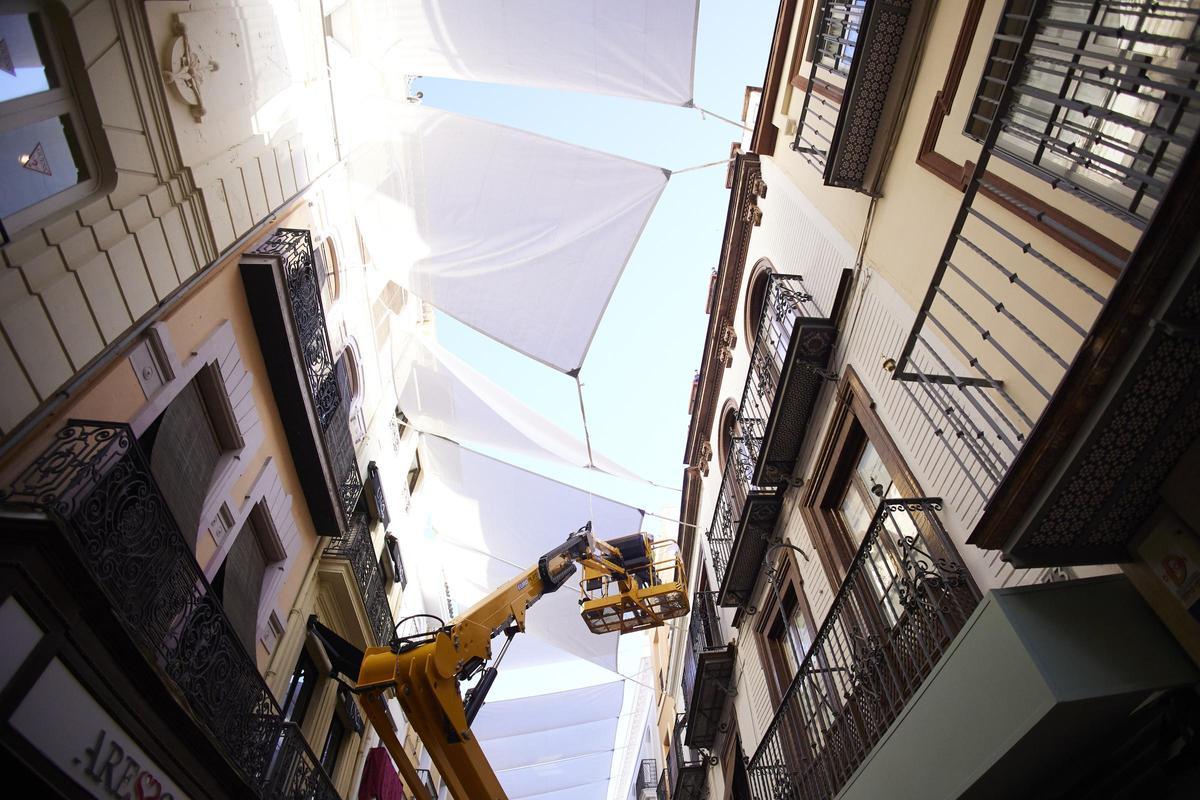 En algunas calles del centro de Sevilla ha empezado a instalarse los toldos para calmar el calor de la primavera y el verano, a 19 de abril de 2023 en Sevilla (Andalucía, España). El ayuntamiento de Sevilla ha comenzado con instalación de los toldos en algunas del centro de Sevilla. La calle Sierpes, Tetuán, plaza de la Campana o plaza de San Francisco, será parte de los enclaves donde se instalarán los toldos. 19 ABRIL 2023 Joaquin Corchero / Europa Press 19/04/2023. Joaquin Corchero;category_code_new;