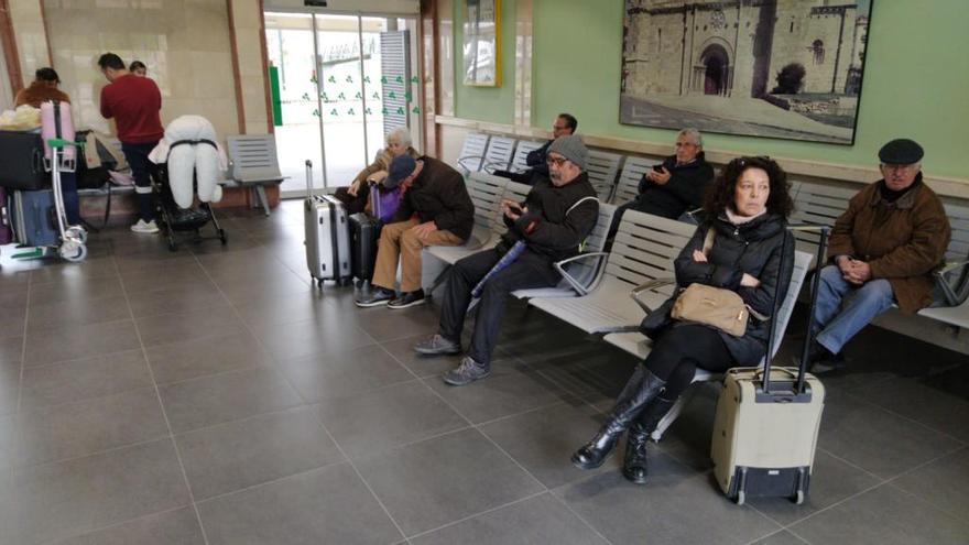 Viajeros esperando en la estación de trenes de Zamora.