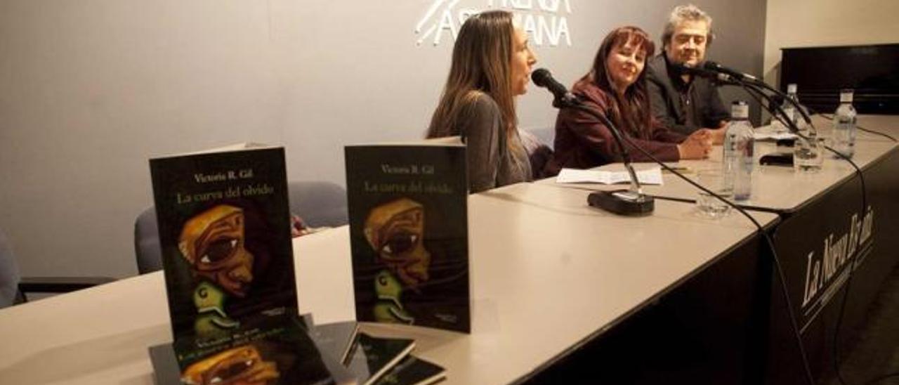 Marta Magadán, Victoria Rodríguez Gil y Luis Mugueta, ayer, en el Club Prensa Asturiana.