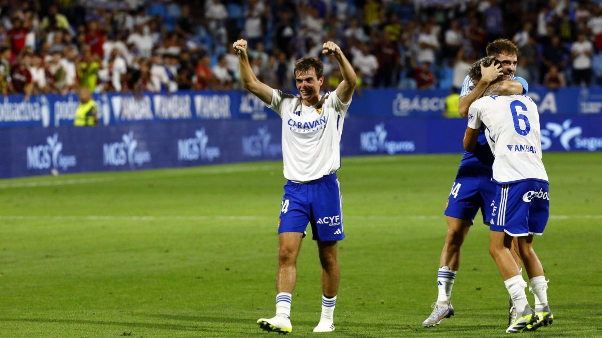 Francho celebra la victoria eufórico con Francés abrazado a Marcos Cuenca.