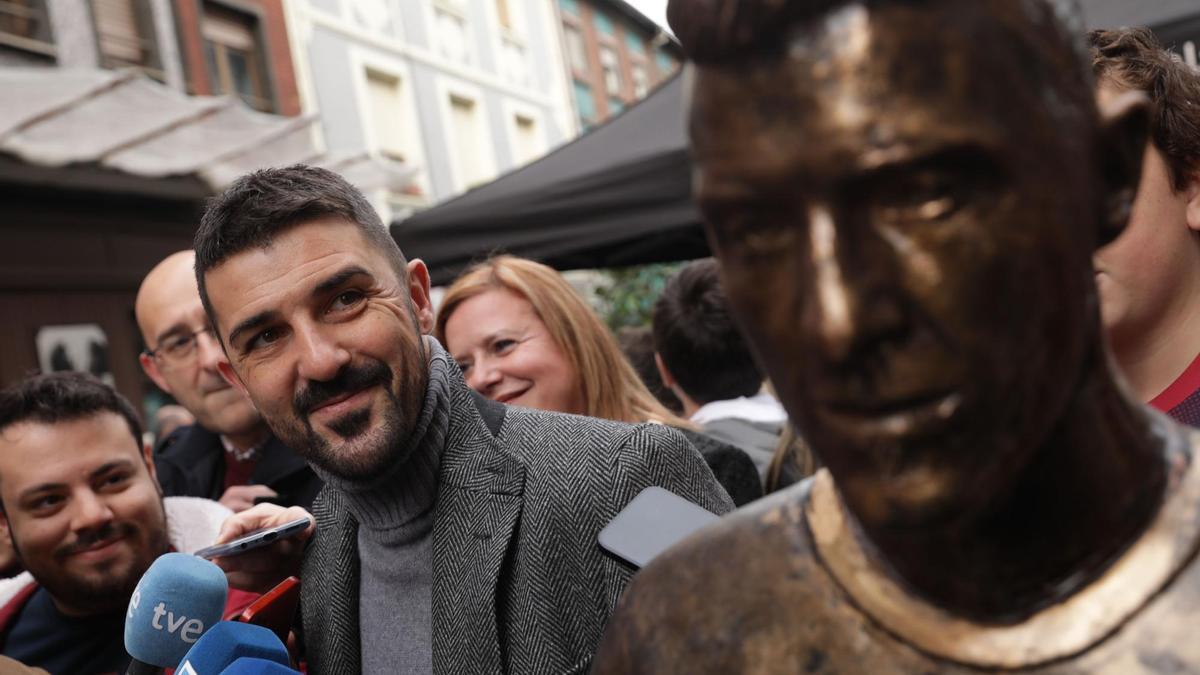 El futbolista David Villa inaugura su estatua en La Felguera (Asturias).