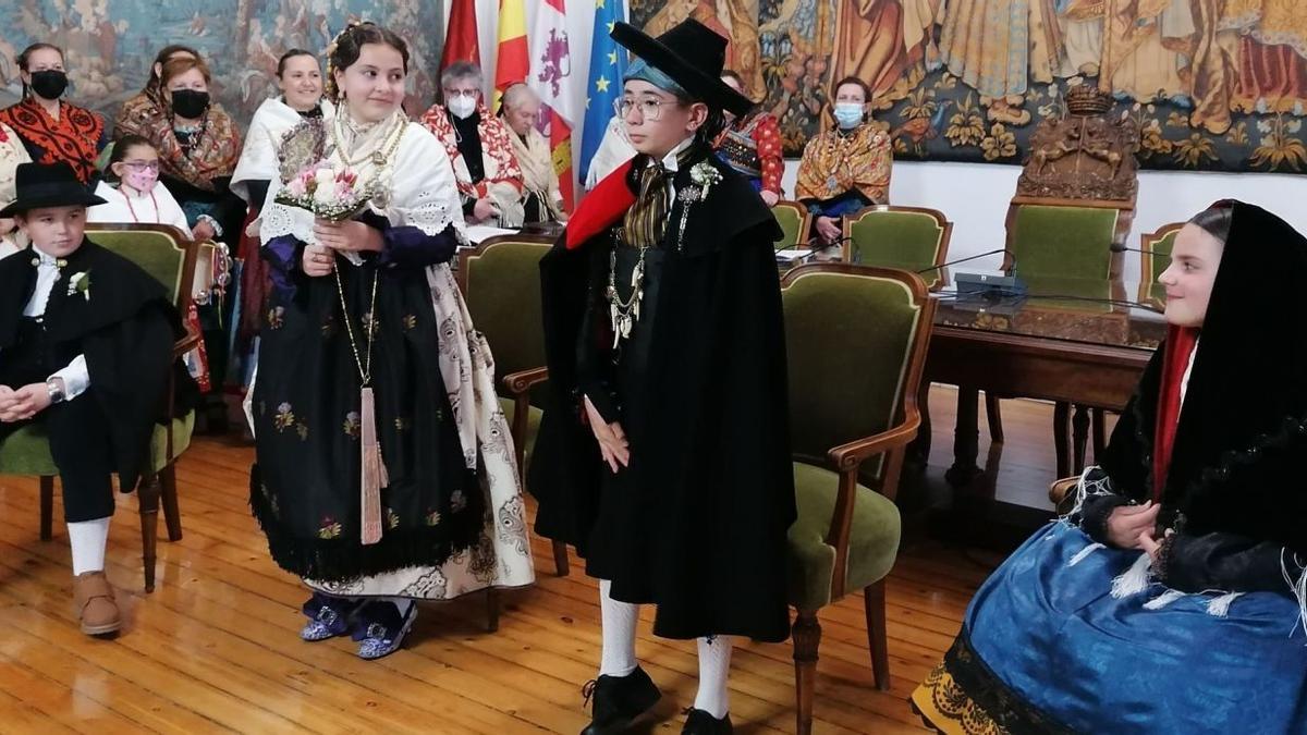 Sergio Villar y Martina Gato, en el centro, celebran su enlace carnavalero ante la atenta mirada de sus padrinos y de integrantes del grupo de folclore “Tío Babú”. | M. J. C.