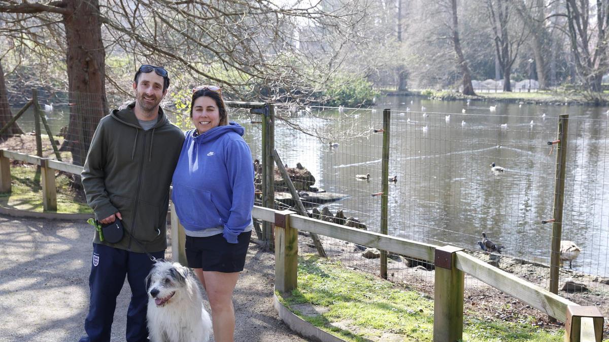 Los dueños de perros repelen la posibilidad de prohibir el acceso a canes en el parque Isabel la Católica de Gijón: "Cabemos todos"