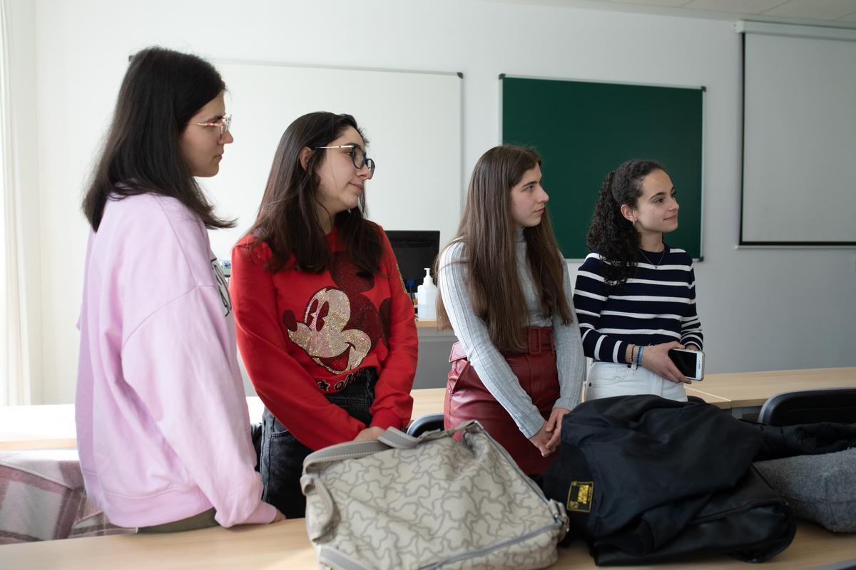 Las alumnas de Enfermería, durante la explicación del proyecto.