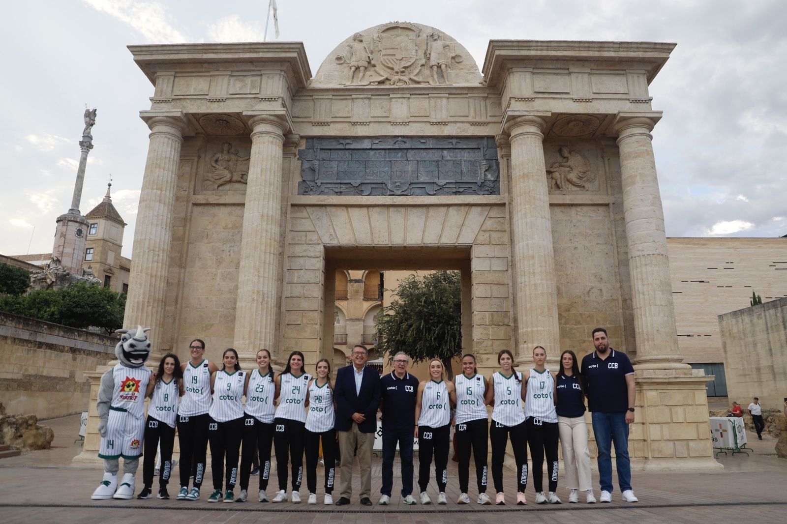 La puesta de largo de los equipos del Coto Córdoba de Baloncesto en imágenes